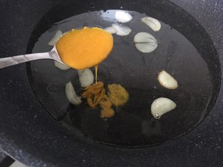 9、酸汤金针肥牛,放入蒜头炒香,加水加黄辣椒酱。