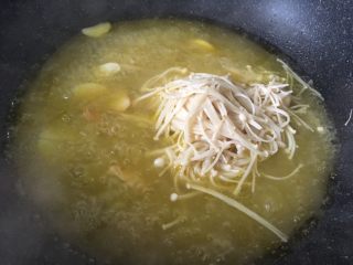 10、酸汤金针肥牛,烧开后放入金针菇。