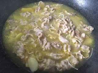 14、酸汤金针肥牛,肥牛放入汤中煮半分钟。