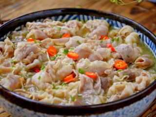 16、酸汤金针肥牛,撒上葱和辣椒。