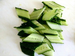 5、木耳黄瓜烧豆腐,黄瓜切菱形片