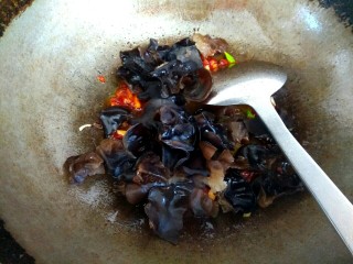 9、木耳黄瓜烧豆腐,放入木耳翻炒