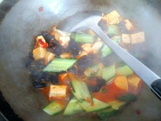 12、木耳黄瓜烧豆腐,烧两三分钟，放入黄瓜片