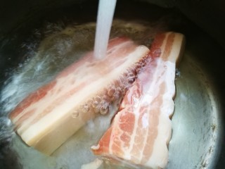 2、无法拒绝的下饭菜～回锅肉,冲洗干净