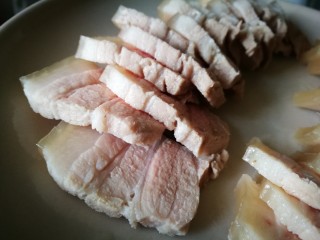 10、无法拒绝的下饭菜～回锅肉,切成肉片