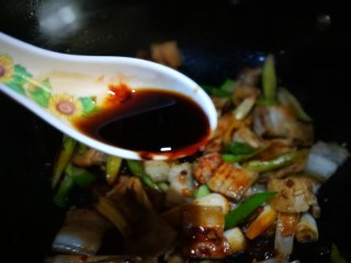 16、无法拒绝的下饭菜～回锅肉,加入生抽 翻炒