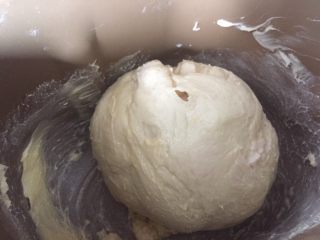 2、肉松小面包,所有材料除黄油和盐以外放进面包桶开启揉面程序20分钟。