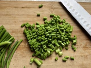 1、蒜苔炒肉沫,蒜苔洗净，切成末