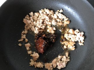 6、蒜苔炒肉沫,放入豆瓣酱，豆豉