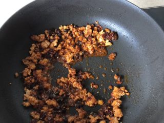 7、蒜苔炒肉沫,炒出红油