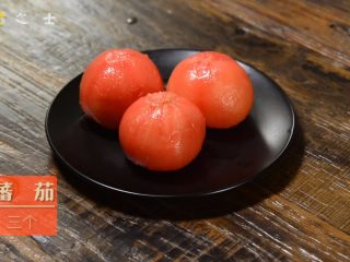 3、能吃下一盆米饭的------茄汁龙利鱼,将番茄捞出，去皮