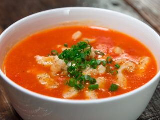 13、能吃下一盆米饭的------茄汁龙利鱼,撒上一些葱花装饰，一碗酸甜可口的番茄龙利鱼就做好啦~