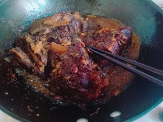 12、#食二星座#酱牛腱,连汤汁一起捞出倒入锅里大火收汤，不要全部收干，留三分之一的汤汁后关火。