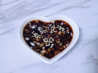 14、#食二星座#酱牛腱,蒜泥加入调料碟中，加入生抽，撒上熟白芝麻，滴几滴芝麻油，拌均匀即可。(可以根据个人口味调)