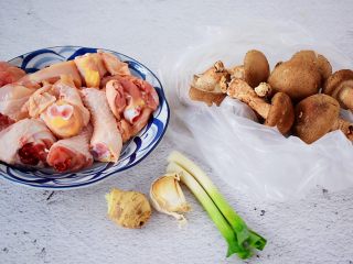 1、香菇炖鸡,准备好材料