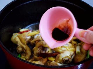 7、香菇炖鸡,加入老抽