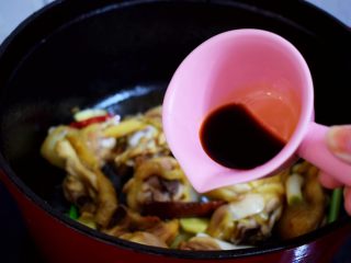 8、香菇炖鸡,加入生抽翻炒至上色