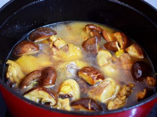 10、香菇炖鸡,再加入适量的清水，没过食材即可