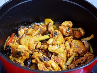 14、香菇炖鸡,再转大火收汁即可