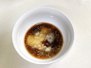 3、蜜汁鸡翅,碗内加入蒜泥、料酒、酱油、蚝油、蜂蜜、盐、甜红椒粉、白胡椒粉。