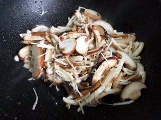 9、菌菇豆腐羹,翻炒至菌菇变软