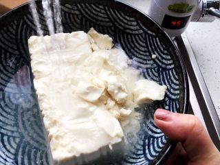 12、菌菇豆腐羹,豆腐用温开水冲洗一下,去豆腥味,然后撇净水