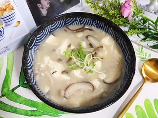 18、菌菇豆腐羹,非常鲜美,今天忘记买小葱了,不然应该放一点葱花,今天只能用苦菊装饰一下????