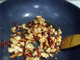 10、辣子鸡丁,调入适量糖,辣椒粉,花椒粉翻炒均匀