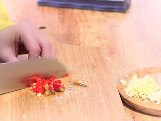 4、最开胃的下饭菜毛豆炒肉末,泡椒切碎,泡椒的量可根据个人口味增减。