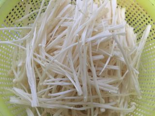 5、酸汤金针肥牛,金针菇撕成小朵。