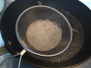 6、酸汤金针肥牛,粉丝焯水半分钟。