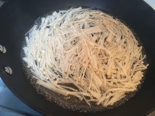 7、酸汤金针肥牛,金针菇焯水。