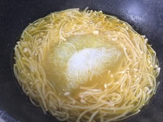 11、酸汤金针肥牛,再放入粉丝。