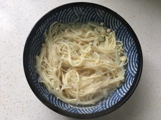 13、酸汤金针肥牛,粉丝和金针菇捞出放碗中。