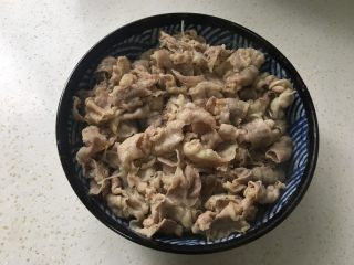 15、酸汤金针肥牛,捞出肥牛铺在碗上。