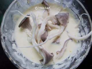 4、酥炸蘑菇,平菇裹着面糊