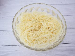 3、开胃凉拌面,捞出放入凉水中浸泡备用