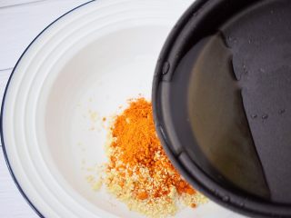 7、开胃凉拌面,再浇入热油