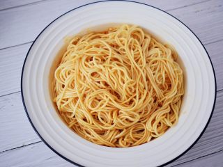 13、开胃凉拌面,搅拌均匀