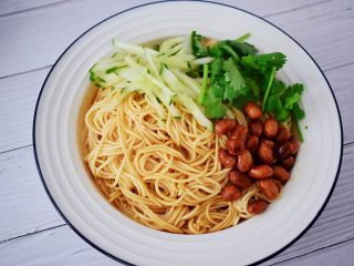 14、开胃凉拌面,放入黄瓜丝、花生米、香菜，拌匀即可食用