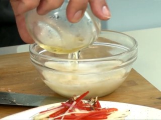 3、啤酒蒸魚片,將啤酒、薑絲、花椒及所有調味料一起拌勻後淋至作法2的魚上。