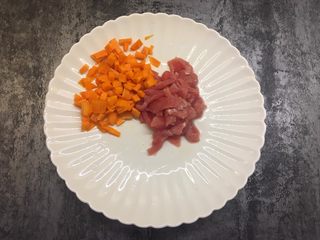 4、毛豆炒肉丝,胡萝卜切丁，猪肉切丝