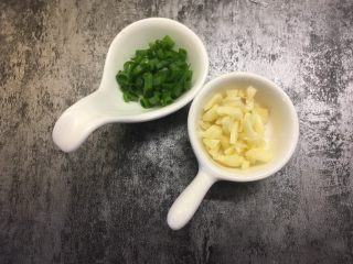 5、毛豆炒肉丝,大蒜切碎，香葱切末