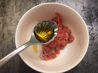 6、毛豆炒肉丝,肉丝里加入两勺料酒