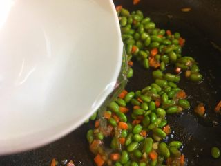 21、毛豆炒肉丝,倒入半碗开水