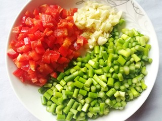 3、超下饭神器蒜苔香干粒,蒜苔、大红椒切粒，大蒜切末。