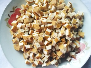 4、超下饭神器蒜苔香干粒,香干切粒。