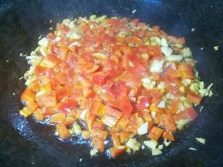 5、超下饭神器蒜苔香干粒,热锅热油，加入蒜末爆香，辣椒粒小火翻炒。