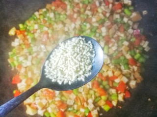 8、超下饭神器蒜苔香干粒,加一勺鸡精。，2勺生抽，1勺盐翻炒均匀即可