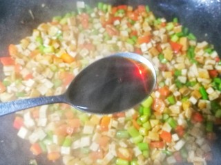 9、超下饭神器蒜苔香干粒,2勺生抽。